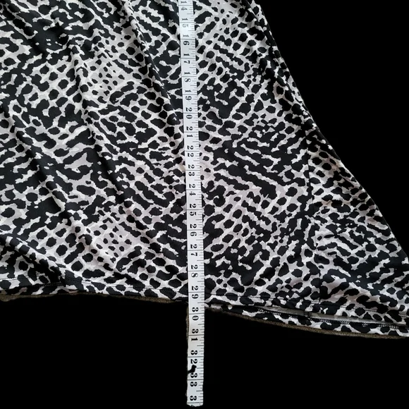 Black and White Geometric Pattern Sweater - Picture 9 of 9